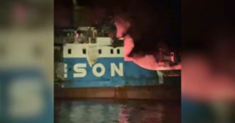 Copertina di Incendio su un traghetto nelle Filippine, i passeggeri si lanciano in mare: decine di morti – Video