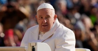 Copertina di Papa Francesco ricoverato, le sue condizioni: “Ha la febbre, in ospedale per qualche giorno”. La Santa Sede: “Progressivo miglioramento”