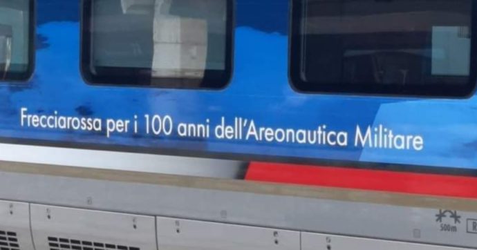 Epic fail sul treno Frecciarossa: la scritta per celebrare i 100 anni dell’Aeronautica è sbagliata