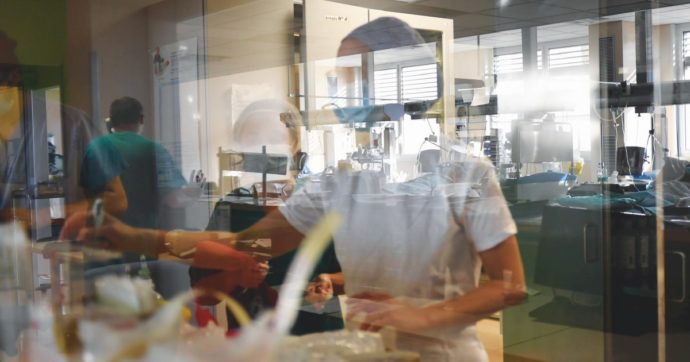 Infermieri, via al doppio lavoro. “Un altro vantaggio per i privati”