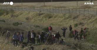 Copertina di Messico, centinaia di migranti provano ad attraversare il confine con gli Usa dopo l’incendio a Ciudad Juarez – Video