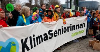 Copertina di Le “Anziane per il clima” portano la Svizzera davanti alla Corte di Strasburgo: “Tra di noi si muore sempre di più per il caldo estremo”