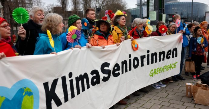 Le “Anziane per il clima” portano la Svizzera davanti alla Corte di Strasburgo: “Tra di noi si muore sempre di più per il caldo estremo”