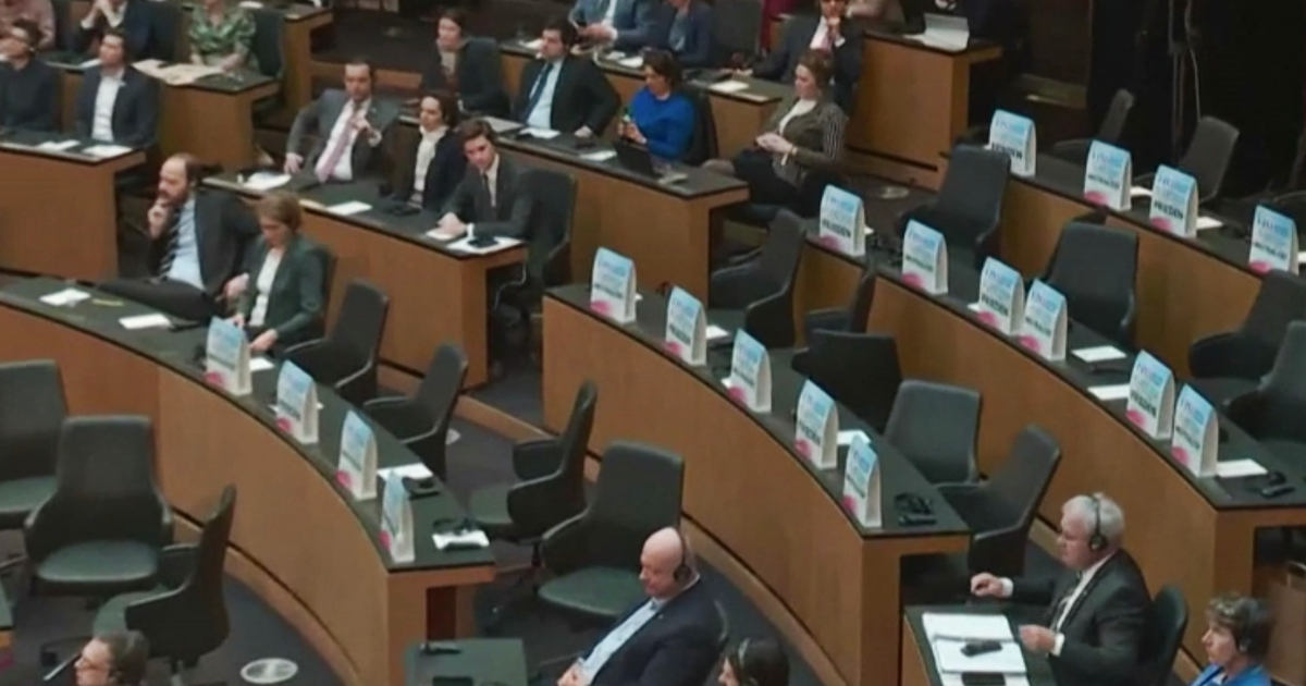 Zelensky interviene al Parlamento austriaco, i parlamentari di estrema destra (Fpo) abbandonano l’Aula: “Spazio per la pace” – Video