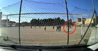 Copertina di Genova, giovane arbitro picchiato durante una partita tra dilettanti: il video del pugno in faccia sferrato da un calciatore