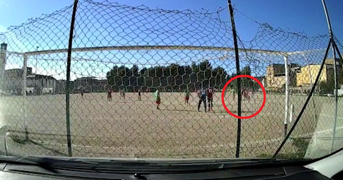 Genova, giovane arbitro picchiato durante una partita tra dilettanti: il video del pugno in faccia sferrato da un calciatore