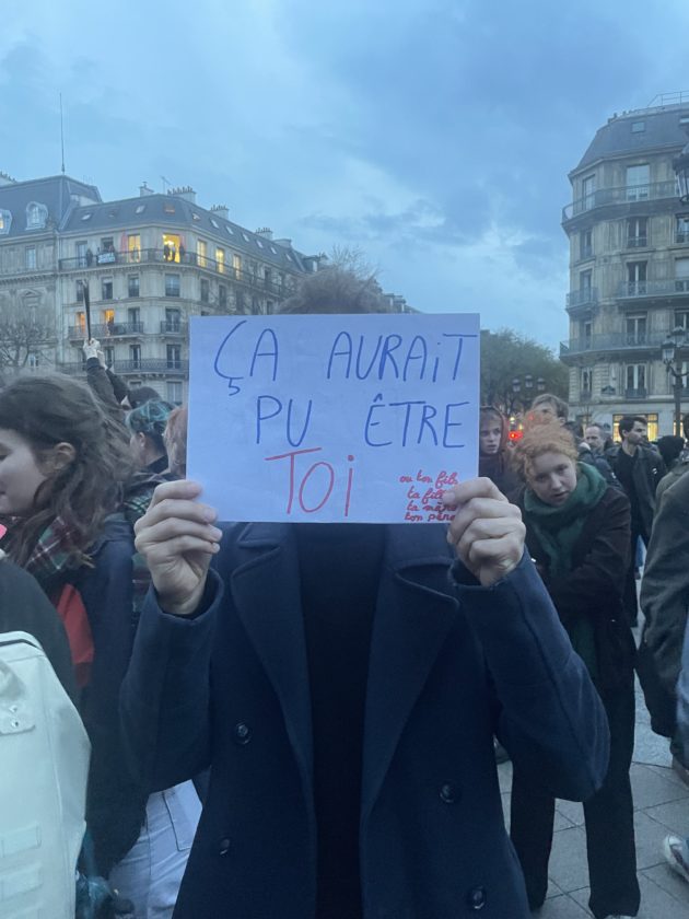 Parigi, centinaia di persone in piazza contro le violenza della polizia: “Macron vuole impedirci di protestare. Così non è più democrazia”