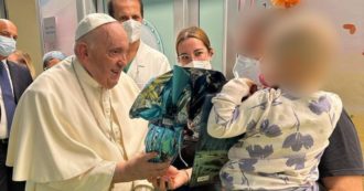 Copertina di Le prime immagini del Papa dopo il malore: Francesco porta i doni ai bambini del reparto di oncologia del Gemelli e ne battezza uno