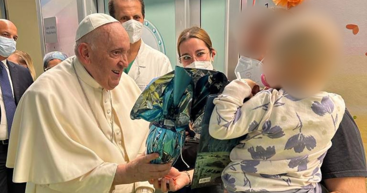 Le prime immagini del Papa dopo il malore: Francesco porta i doni ai bambini del reparto di oncologia del Gemelli e ne battezza uno