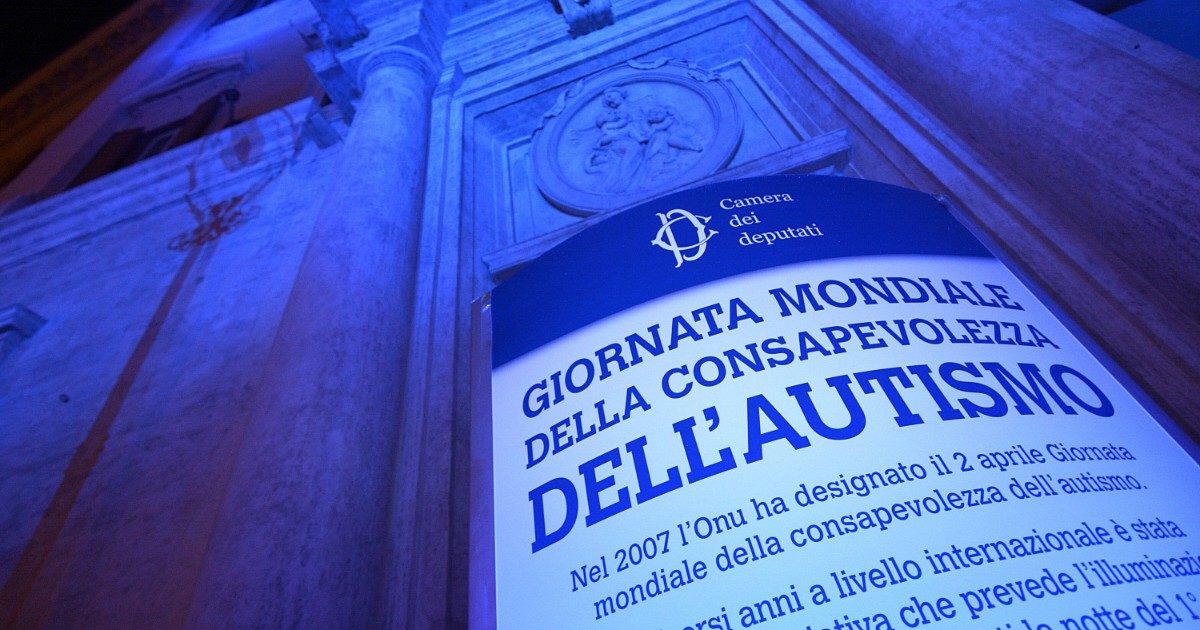 Giornata di consapevolezza dell’autismo, le testimonianze: “Riabilitare? Non gli individui, ma il contesto sociale”. Le famiglie: “La burocrazia è un groviglio annientante”