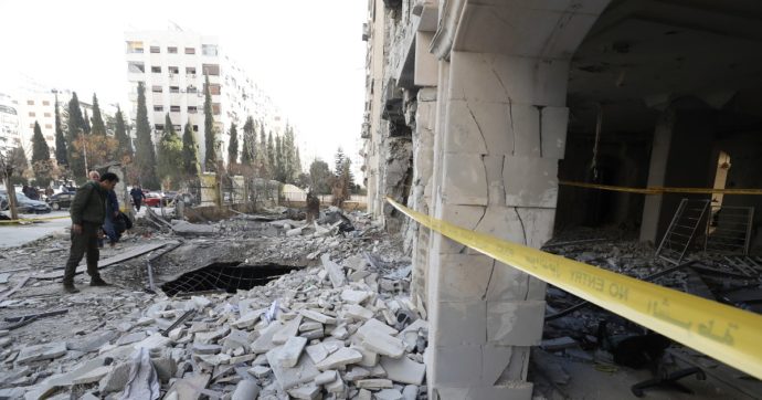 Nuovo raid d’Israele in Siria: “Colpiti obiettivi iraniani a Damasco”. Ci sono 15 vittime, anche due civili