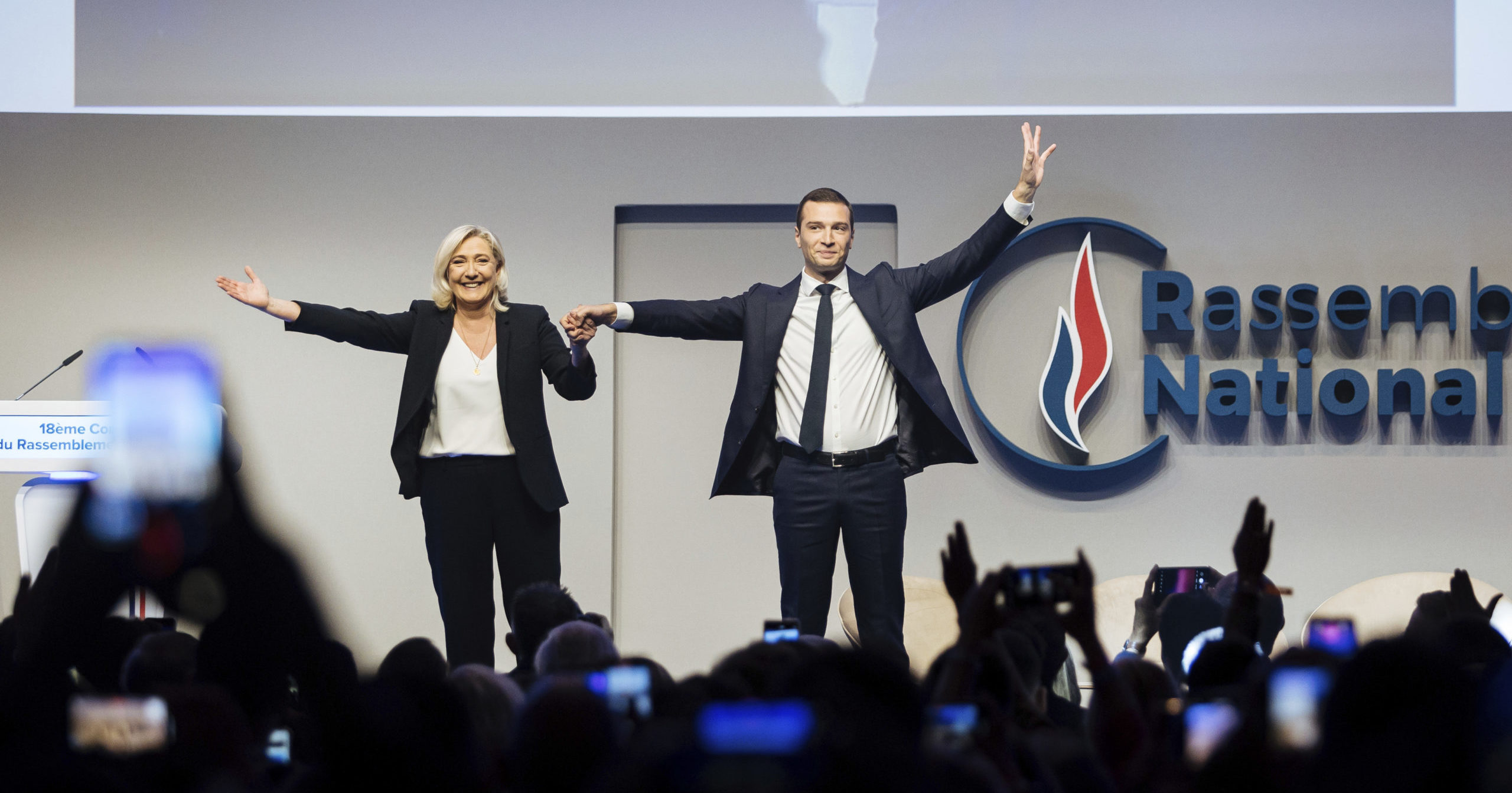 marine le pen l8217ultimo selfie prima del giorno del giudizio non far242 campagna con il braccialetto elettronico da Ilfattoquotidiano.it marine le pen l8217ultimo selfie prima del giorno del giudizio non far242 campagna con il braccialetto elettronico
