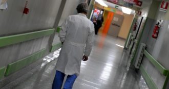 Copertina di Veneto, esami con l’Asl impossibili: paziente paga 730 euro nel privato e chiede il rimborso. Lo studio: “Il 70% non riesce a prenotare”