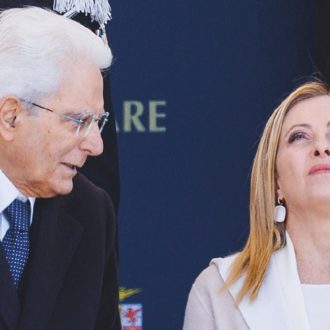 Copertina di Mattarella convoca Meloni: “Pnrr, basta scaricabarile”