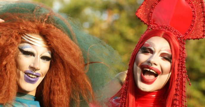 Armi sì, boa di struzzo no: l’ipocrisia americana sulla pelle delle drag queen