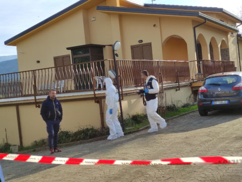 L’Aquila, medico uccide la moglie e i due figli a colpi di pistola, poi si uccide. Era in pensione da dicembre