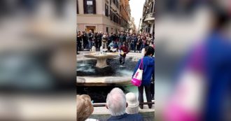 Copertina di Roma, blitz di Ultima Generazione in piazza di Spagna: tre attivisti versano liquido nero nella fontana della Barcaccia