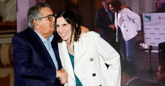 Copertina di De Benedetti: Meloni “figurina” e via libera a Elly (che commissaria il Pd in Campania)