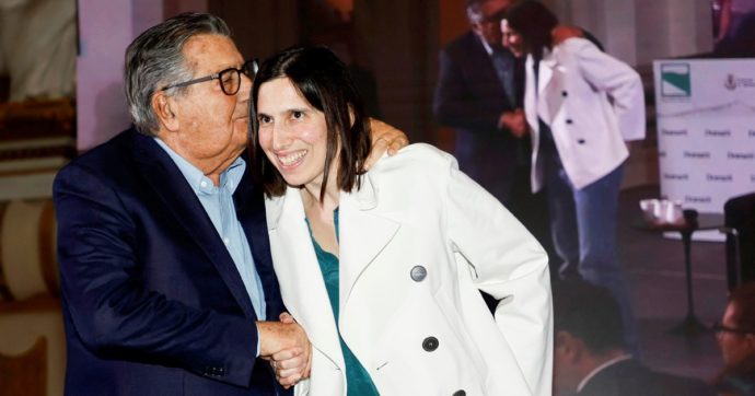 De Benedetti: Meloni “figurina” e via libera a Elly (che commissaria il Pd in Campania)