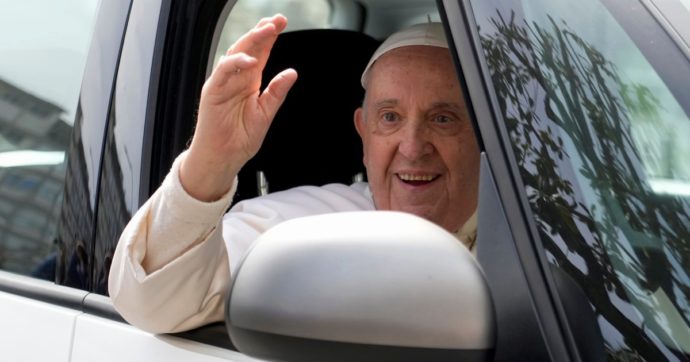 Papa Francesco lascia il Gemelli: già al lavoro