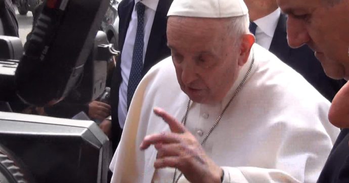 Papa Francesco dimesso dal Gemelli: “Non ho avuto paura”. Ai cronisti dice: “Ora riposatevi”. Domenica messa delle Palme e Angelus