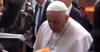Copertina di Papa Francesco lascia l’ospedale Gemelli e saluta giornalisti e fedeli: “Riposatevi, a domani”