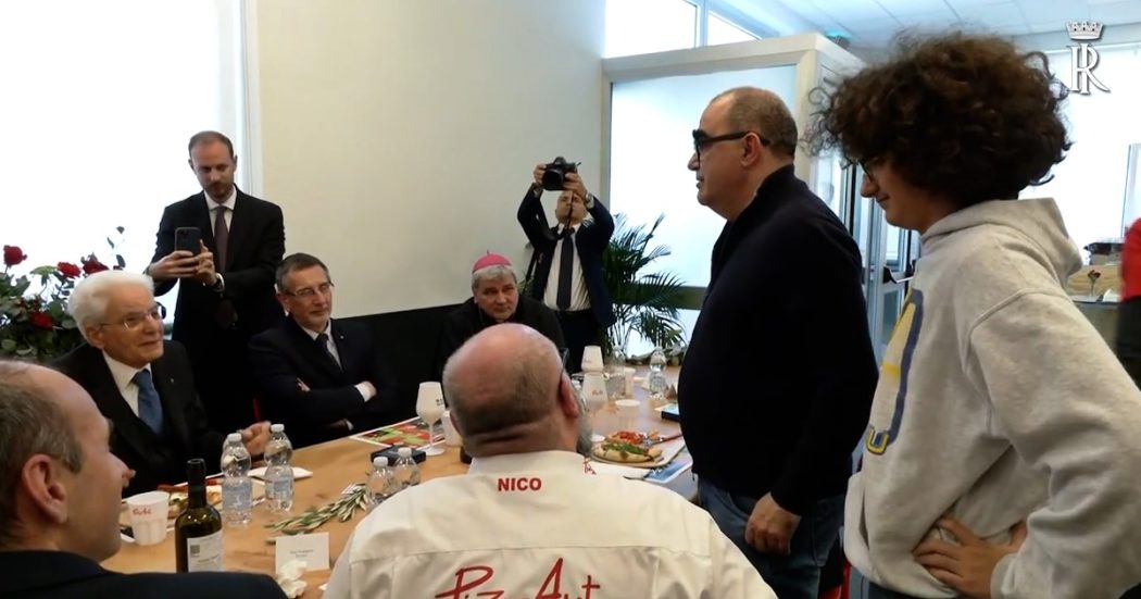 Monza, Mattarella incontra anche il cantante Elio e il figlio Dante all’inaugurazione di Pizzaut : il video