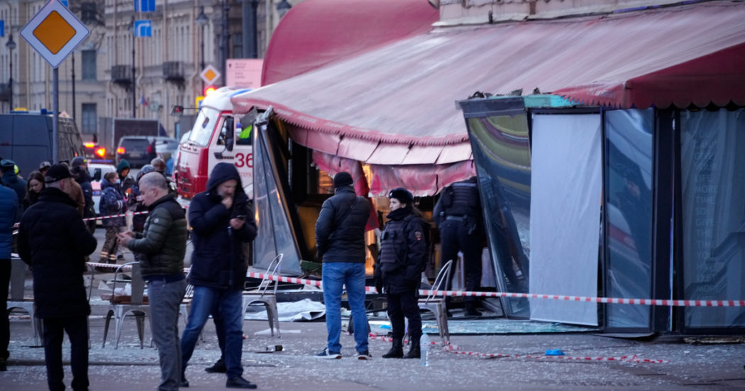 Esplosione in un caffè a San Pietroburgo: morto il blogger nazionalista russo Tatarsky. L’ordigno nascosto in una statuetta regalo – diretta