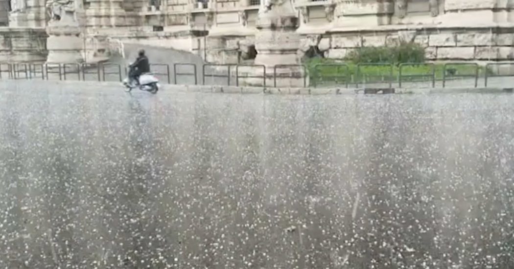 Roma, forte grandinata improvvisa con grossi chicchi di ghiaccio: caos e turisti in fuga dal centro