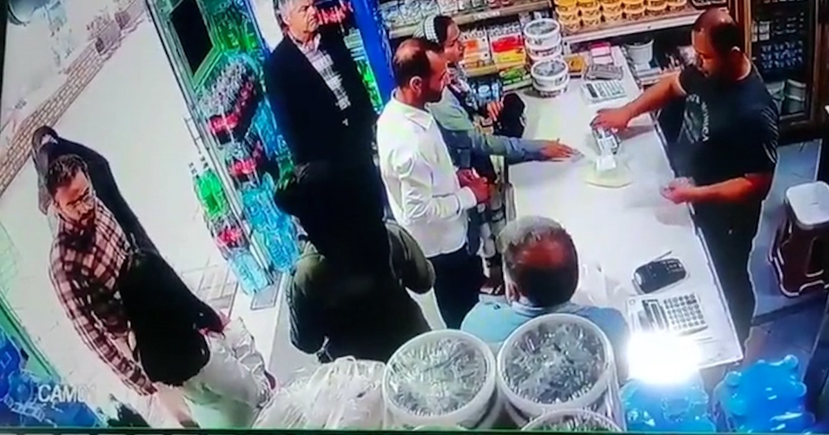 Iran, uomo versa yogurt in testa a due ragazze perché non indossavano velo: il video dell’aggressione
