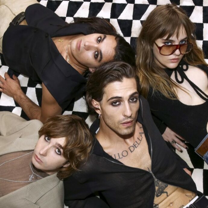 Ritrovarsi una sera a cena e niente più: i Maneskin al ristorante a favore dei paparazzi. I fan sognano