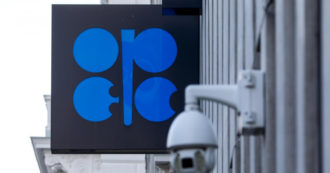 Copertina di Petrolio, l’Opec e la Russia tagliano a sorpresa la produzione. Un milione di barili al giorno in meno da maggio