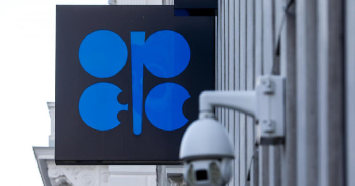 Petrolio, l’Opec e la Russia tagliano a sorpresa la produzione. Un milione di barili al giorno in meno da maggio