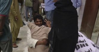 Copertina di Pakistan, dramma nella città di Karachi: 12 morti e sei feriti durante una ressa per il cibo