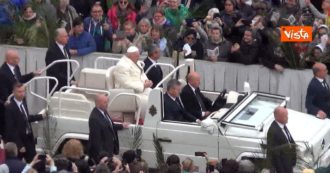 Copertina di Domenica delle Palme, Papa Francesco ai fedeli: “Grazie per le vostre preghiere”. L’applauso della folla