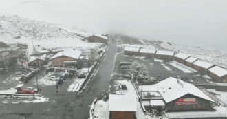 Copertina di Nevica sull’Etna, il video dal drone a quasi 2mila metri di quota: il rifugio Sapienza imbiancato