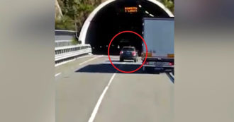Copertina di Sondrio, folle sorpasso in curva prima della galleria: l’auto evita all’ultimo il frontale col camion – Video