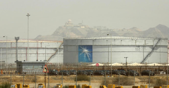 Petrolio in forte rialzo dopo il taglio alla produzione annunciato a sorpresa da Opec e Russia