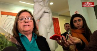 Copertina di Milano, la sottosegretaria Frassinetti depone fiori per Fausto Tinelli al liceo Brera: “Fascismo male assoluto? Non parlo di storia”