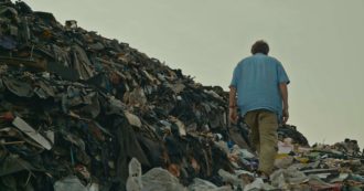 Copertina di “Junk – Armadi pieni”, su Sky la il doc a puntate sull’impatto ambientale e sociale della moda usa e getta. Il trailer