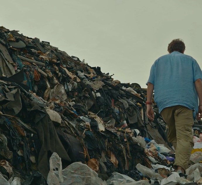 “Junk – Armadi pieni”, su Sky la il doc a puntate sull’impatto ambientale e sociale della moda usa e getta. Il trailer