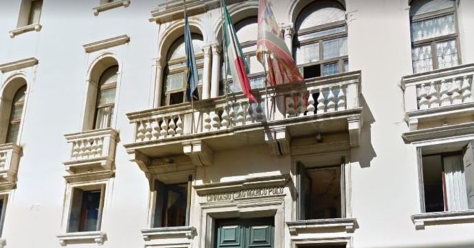 Venezia, due delegati di Fratelli d’Italia contro il liceo che tutela l’identità di genere con la carriera alias: “Interrompere il progetto”