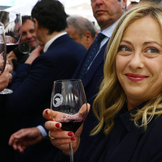 Copertina di “Andate a zappare”: la ricetta del governo per i giovani. Il Fatto di domani 4 aprile