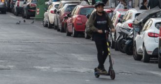 Copertina di Parigi, referendum su monopattini e scooter elettrici a noleggio: l’89% vota per vietarli. La sindaca Hidalgo: “Aboliti dal 1° settembre”