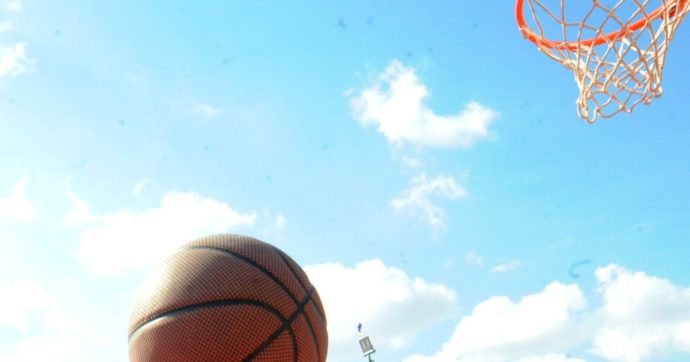Arbitro di basket giovanile vittima degli insulti razzisti dei genitori: “È la terza volta, ma non mi arrendo”