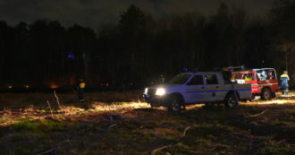 Copertina di Enorme incendio nel Parco delle Groane, il forte vento alimenta le fiamme: dieci squadre dei vigili del fuoco sul posto – Video
