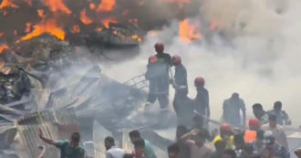 Copertina di Bangladesh, enorme incendio in un mercato di abbigliamento di Dhaka: le immagini