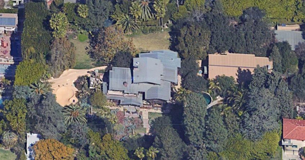 Brad Pitt ha venduto la sua casa “infestata” a 40 milioni di dollari: “Un fantasma sguazzava in piscina, un altro era davanti al camino”