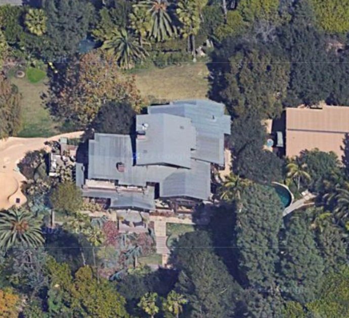 Brad Pitt ha venduto la sua casa “infestata” a 40 milioni di dollari: “Un fantasma sguazzava in piscina, un altro era davanti al camino”