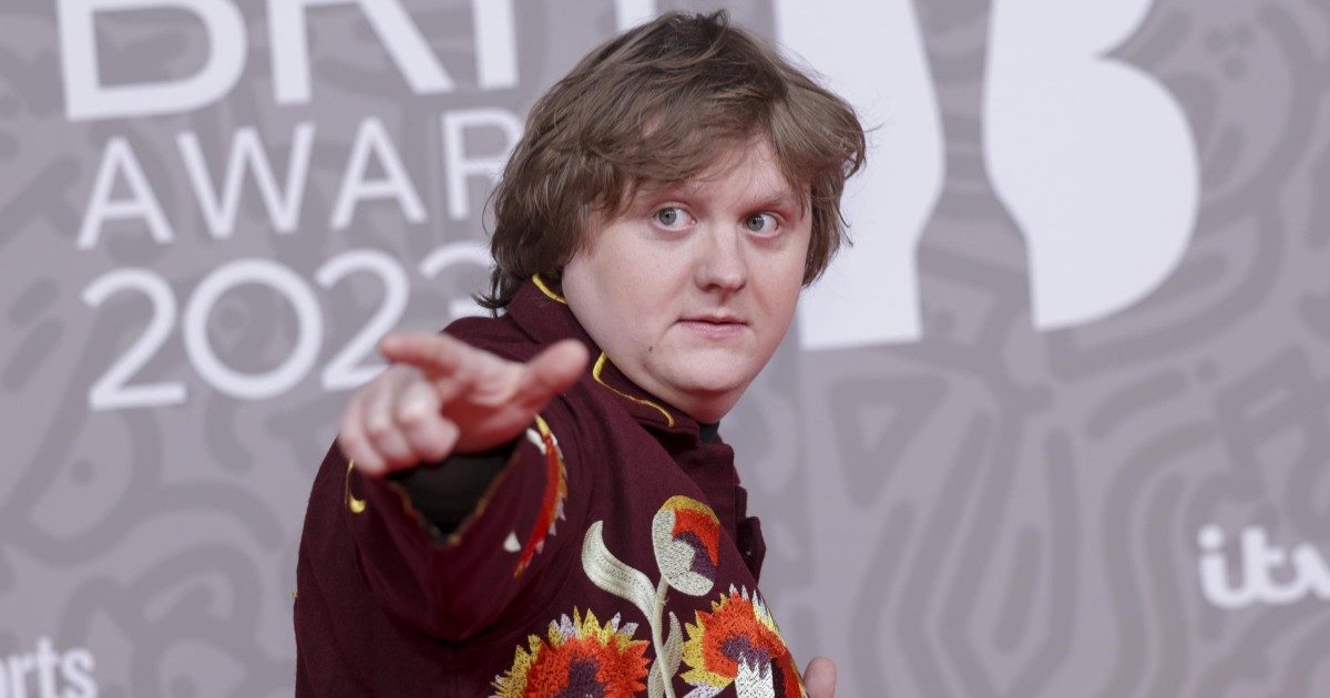 Lewis Capaldi e la sindrome di Tourette:” Facendo musica peggiora. Se mi provocherò danni irreparabili, smetterò”